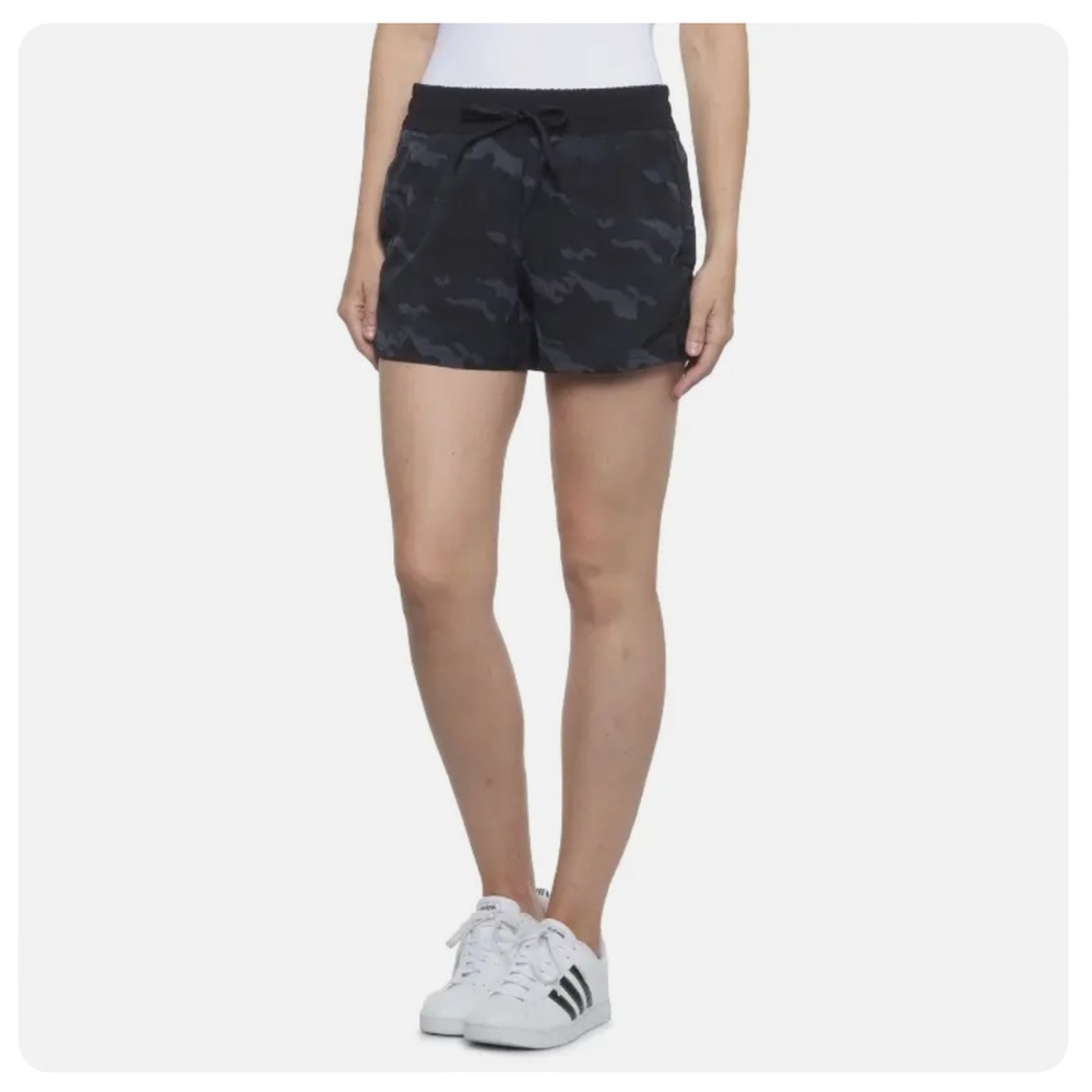 RBX Women's Stretch Woven Walking Shorts Size small Camo print